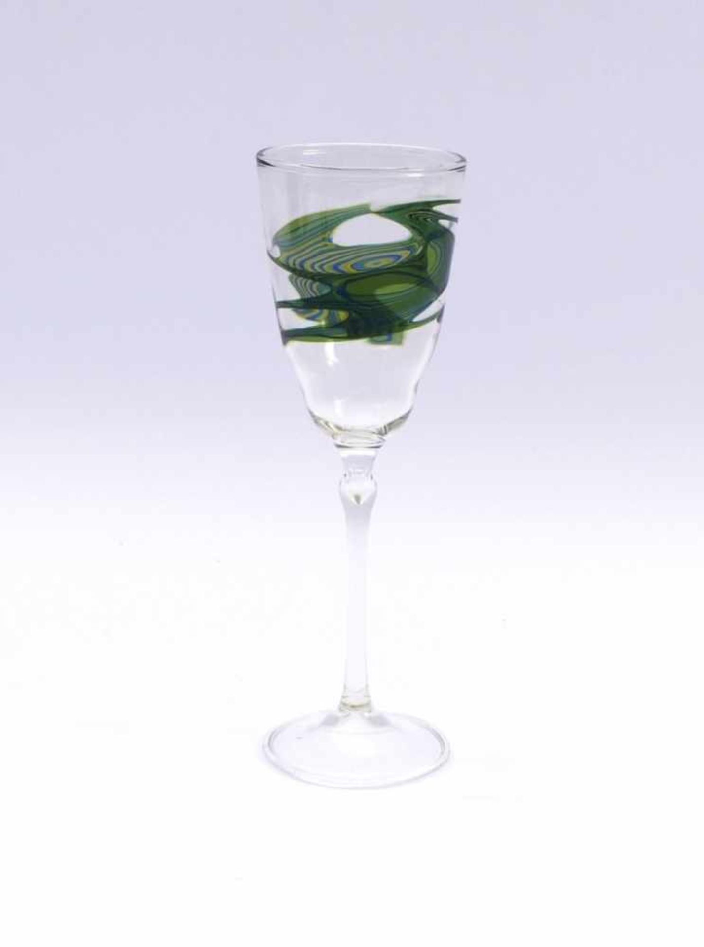Trinkglas20. Jh.Gewölbter Scheibenfuß mit schlankem Schaft, kelchförmige Kuppa. Farbloses Glas - Bild 2 aus 2