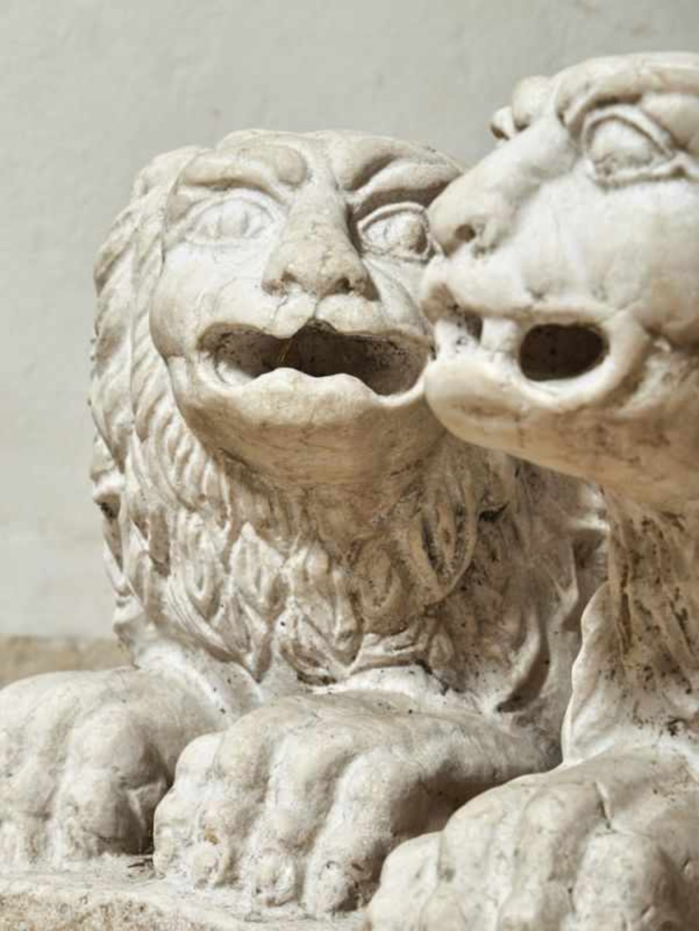 Löwenpaar als SäulenbasisItalien, 19. Jh.Auf flachem, rechteckigem Sockel liegend vollrund - Image 5 of 6