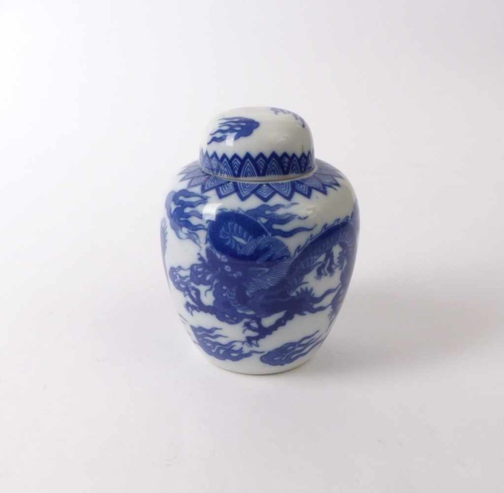 TeebüchseJapan, 1950er JahreIn Form einer Balustervase mit kleinem Einlegedeckel und Haubendeckel;