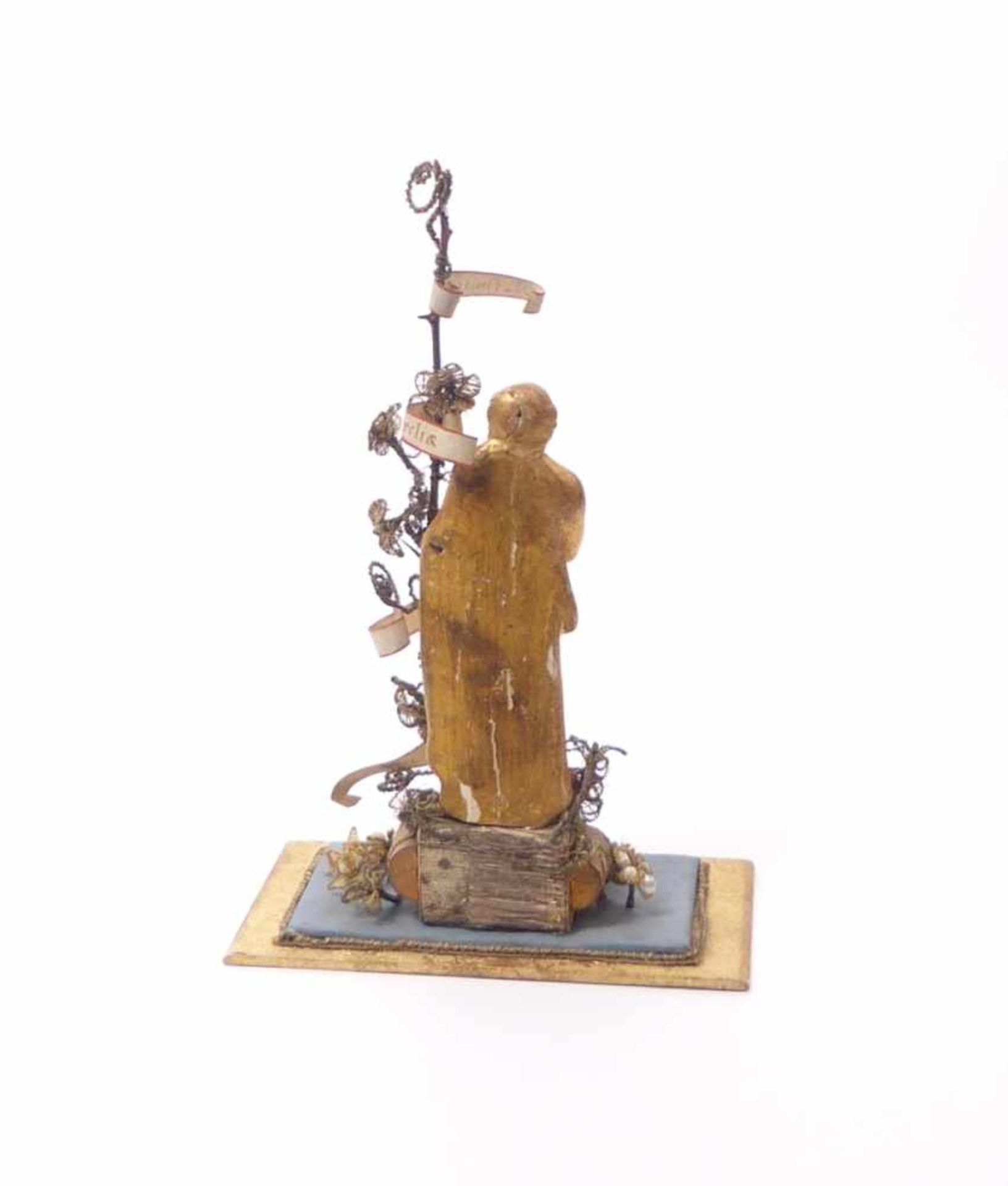 Klosterarbeit18. Jh.Auf Sockel stehender Heiliger mit Reliquienbaum, verziert mit Gold- - Bild 2 aus 3