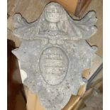 WappenkartuscheItalienMit Rollwerk verzierte Kartusche, bekrönender Helm mit Akanthusblattdekor.