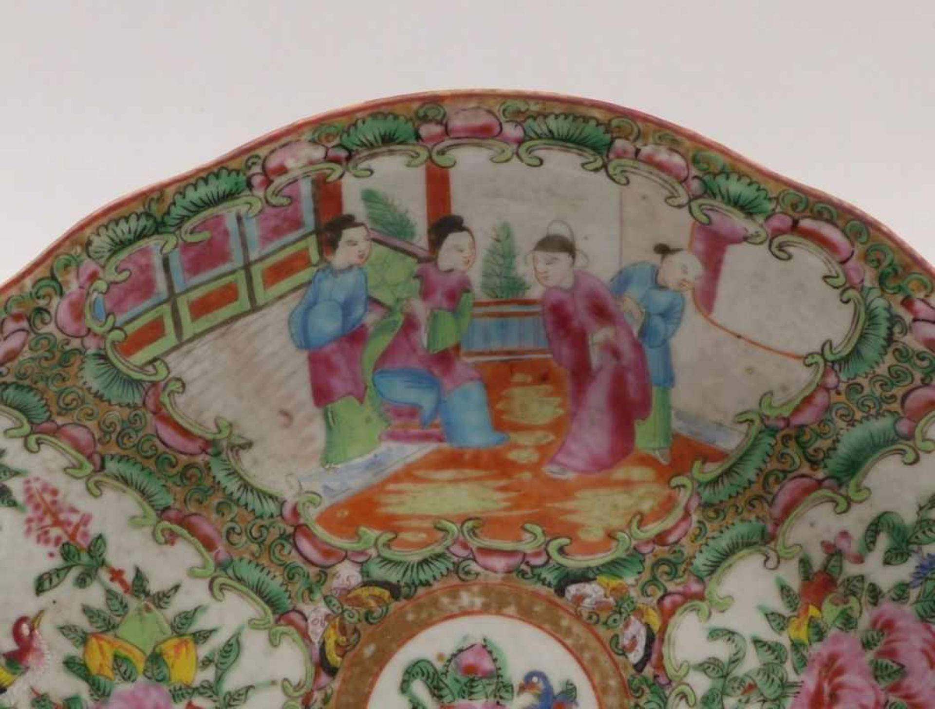 Kanton-Schale mit "Famille rose"-DekorChina, Qing-Dynastie, spätes 19. Jh.Ovale, passig - Bild 2 aus 3