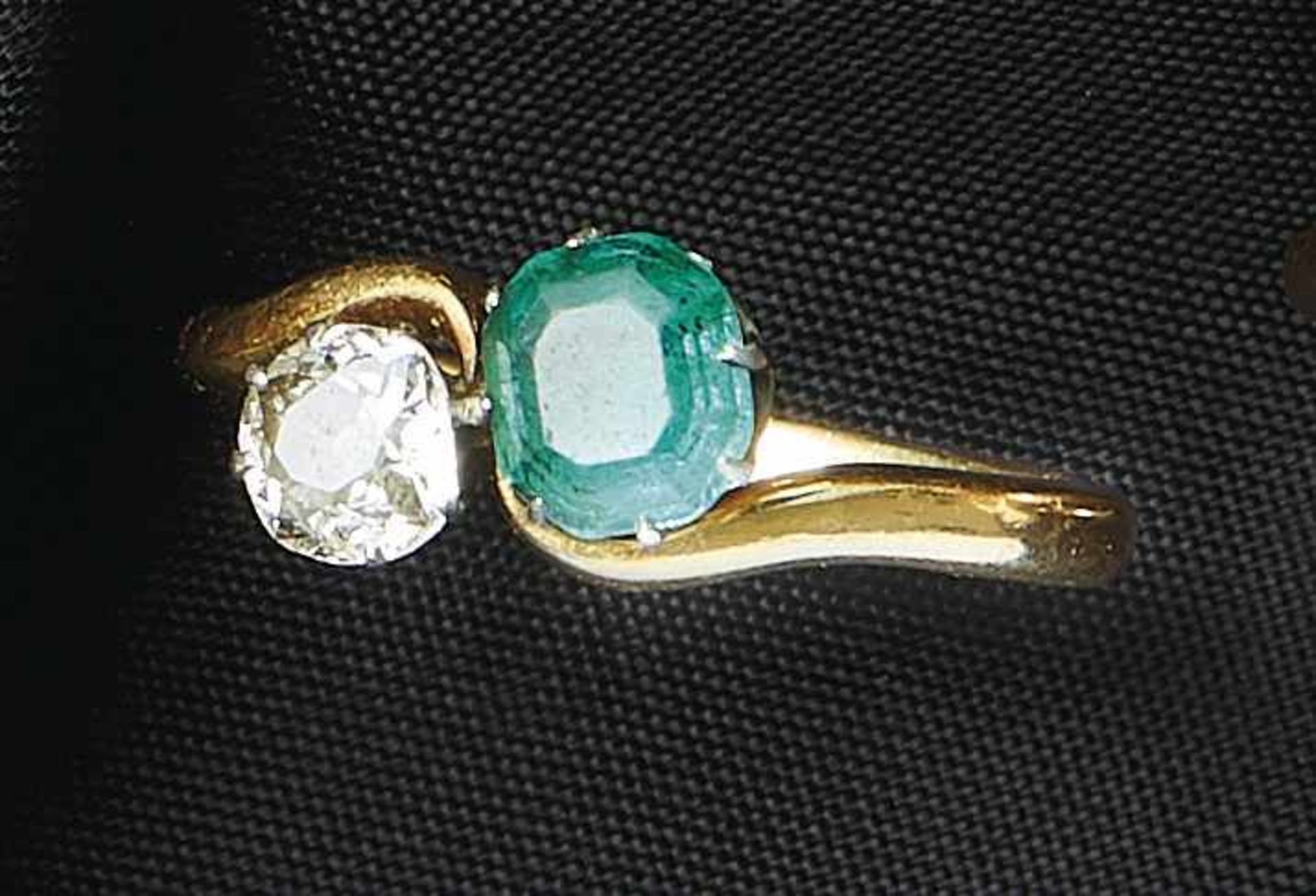 Smaragd-Brillant-RingUm 1900Als sog. Toi-et-moi-Ring besetzt mit einem Diamanten im