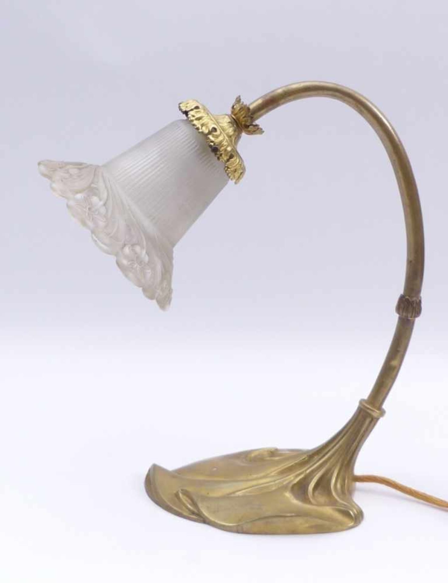 TischlampeBöhmen, A. 20. Jh.Ornamental geschweifter Fuß mit gebogtem Arm, der Schirm gerillt und - Bild 3 aus 3