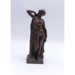 Tamburlini, AchilleAphrodite(1873 geb.) Auf Plinthe stehender weiblicher Akt mit Mantel. Bronze,