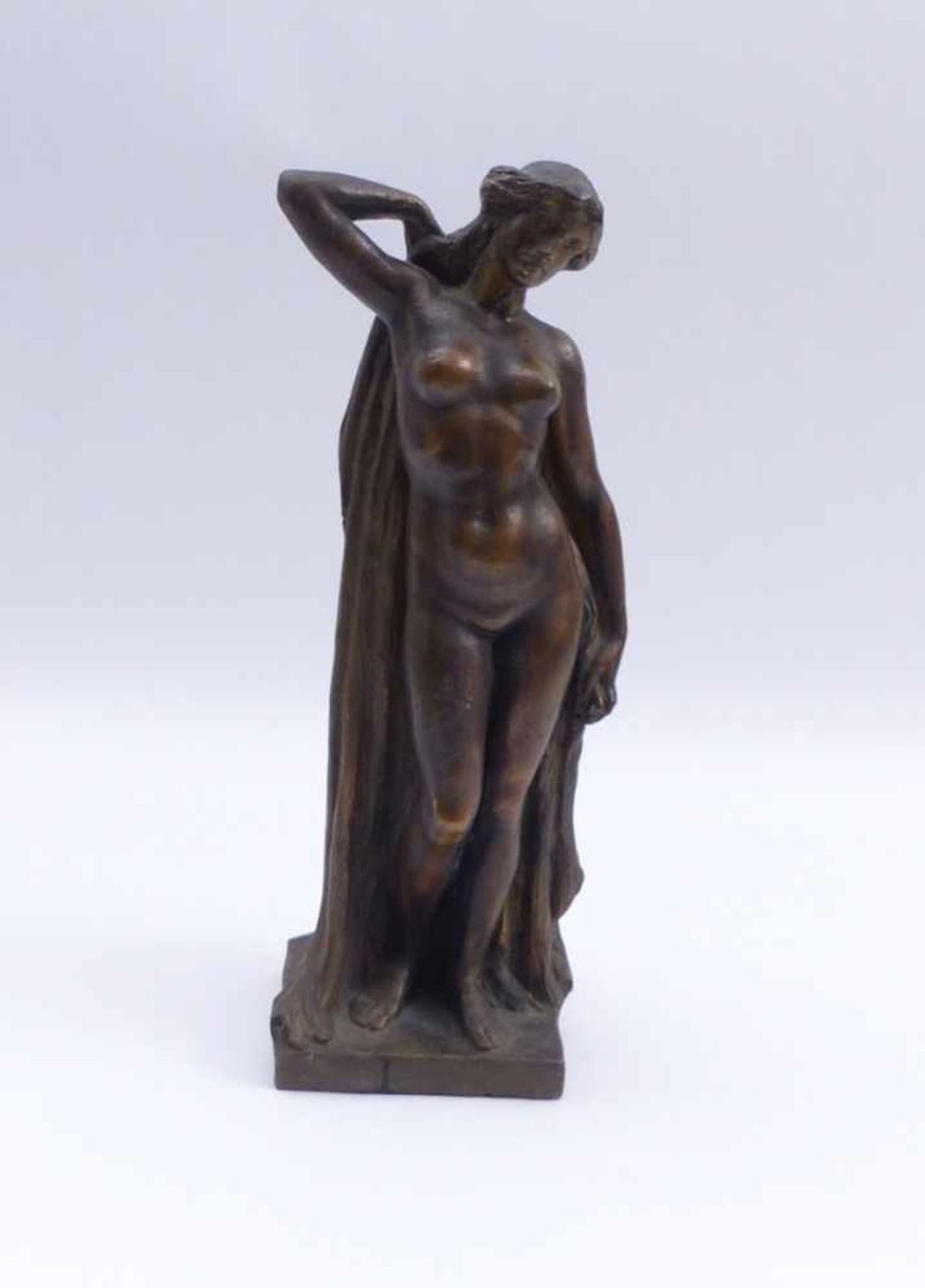 Tamburlini, AchilleAphrodite(1873 geb.) Auf Plinthe stehender weiblicher Akt mit Mantel. Bronze,