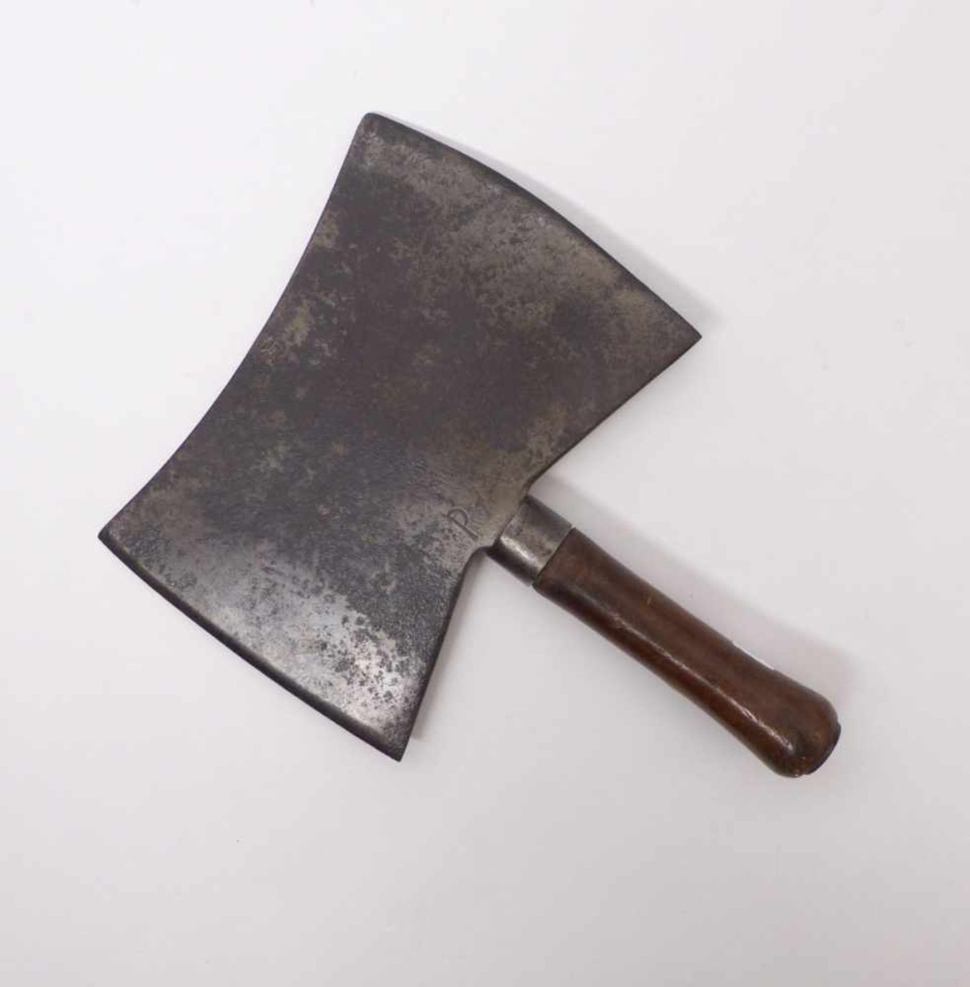 Hackbeil18. Jh.Zweischneidiges, breites Blatt, Eisen mit Holzgriff. Schmiedezeichen und