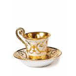 Klassizistische Tasse und UntertasseNymphenburg, um 1810Konische Form auf abgesetztem Fuß,