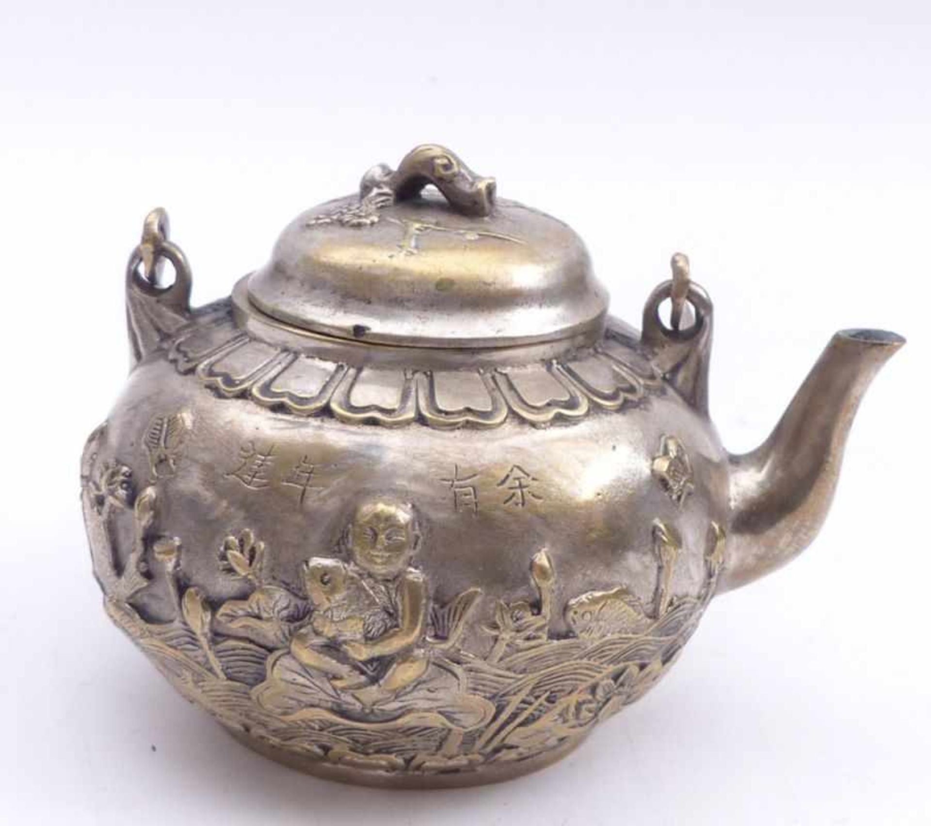 TeapotChinaWith curved spout and movable handle; relief decoration of sea waves with fish and a - Bild 2 aus 3