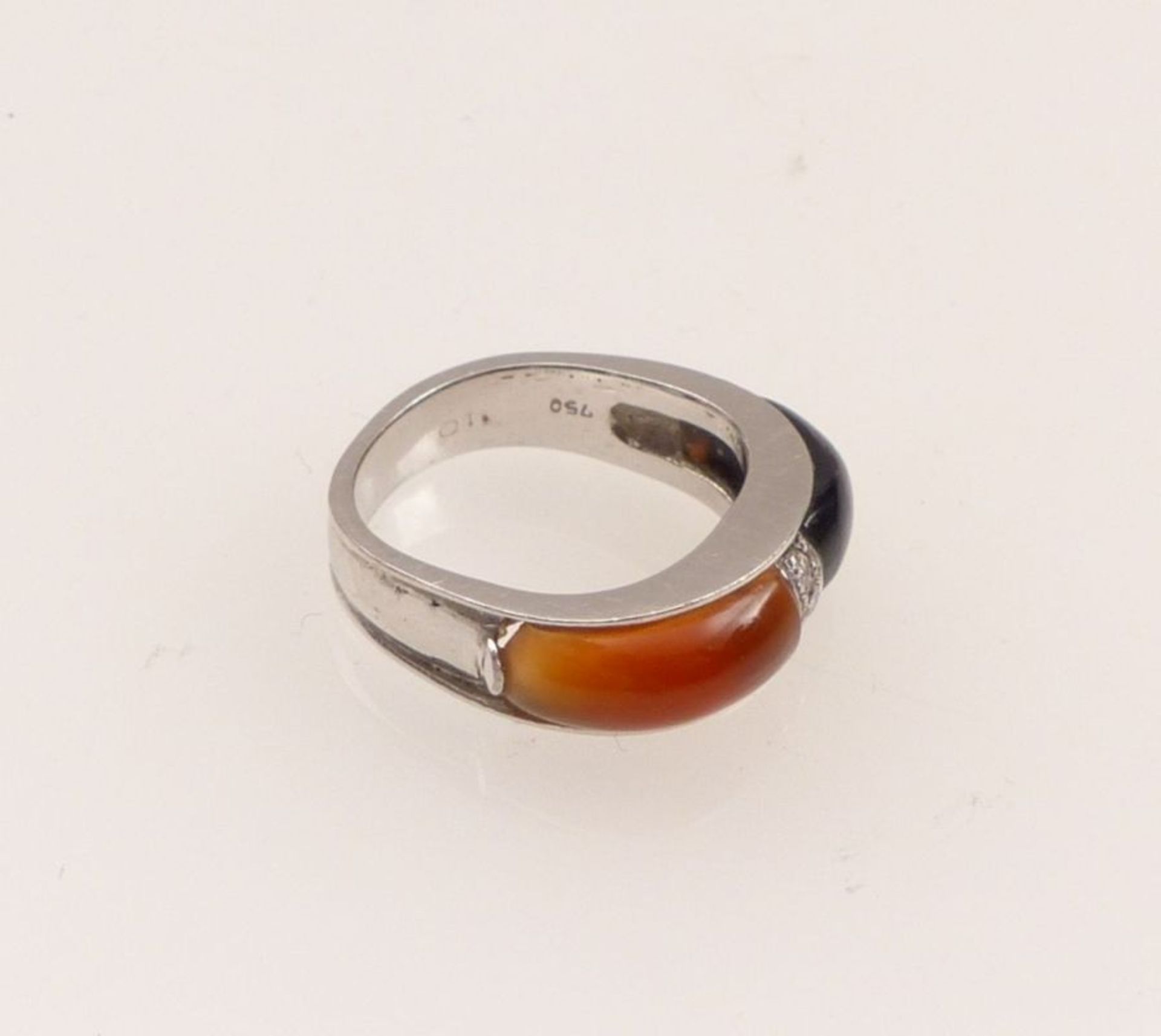 Design ringLate 20th C.3 brilliant-cut diamonds totally approx. 0,10 carat, onyx, carnelian, white - Image 2 of 2