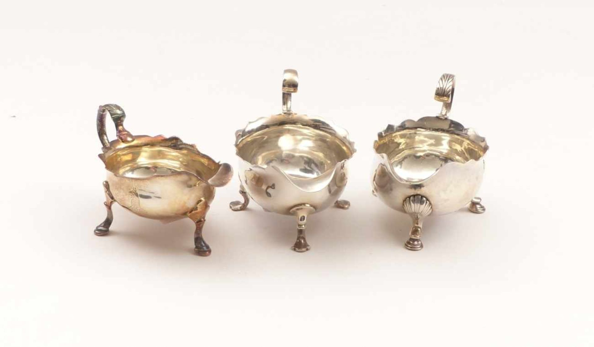 Three sauce boatsLondon, Georg II, Mid. 18th C.Silver, one with emblematic engraving. Hallmarks, - Bild 3 aus 4