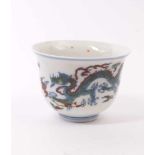Large teabowl with dragonsChina, 20.th C.Porcelain with painting in gree, blue and iron red. The