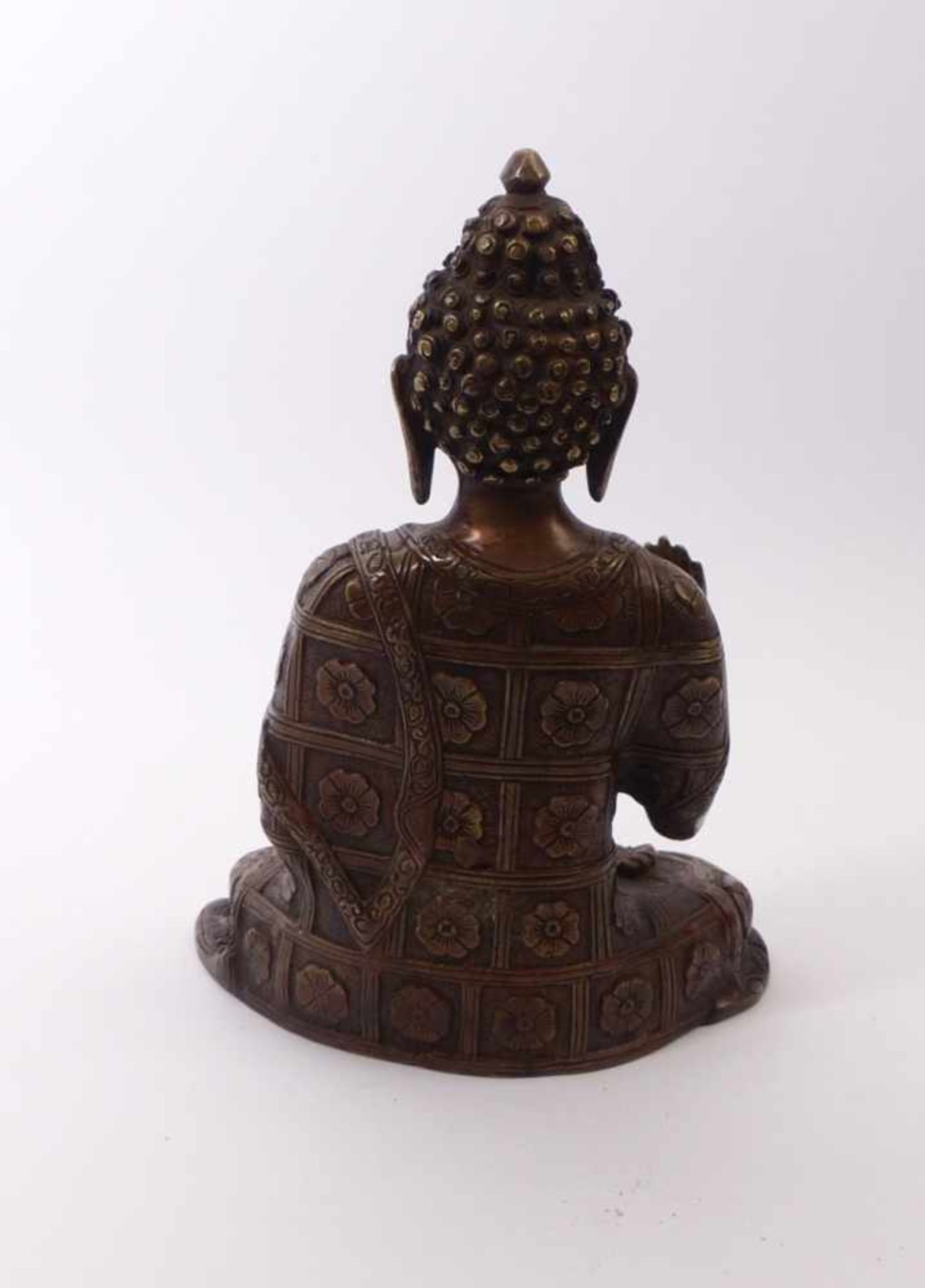 Sitting Buddha in Padmasana with alms bowlBeg. 20th C.Bronze with brown and gold patina. H. 25,5 - Bild 2 aus 3