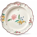 Large plate with floral decorationBayreuth, 2nd half of the 18th century.Round shape, the lip with