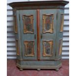 Painted cupboardSouthern Germany, beg. 19th c.Two doors, on pressed spherical feet the coniferous