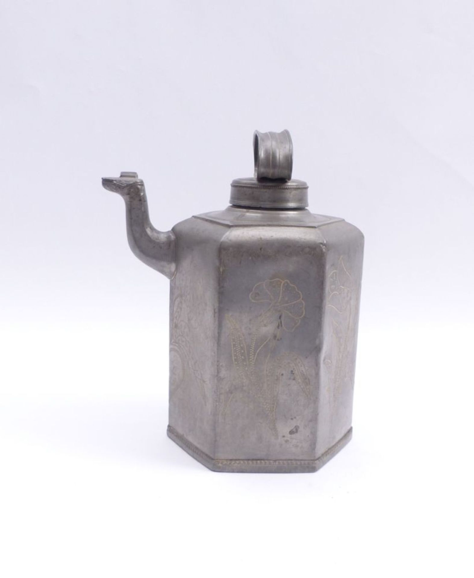 Pewter canEarly 19th centuryHexagonal body with braided floral decoration, curved spout with - Bild 2 aus 3