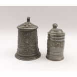 Two tankard in baroque style19th C.Pewter. H. 17 and 20 cm. - Signs of age.Zwei Zinnhumpen im