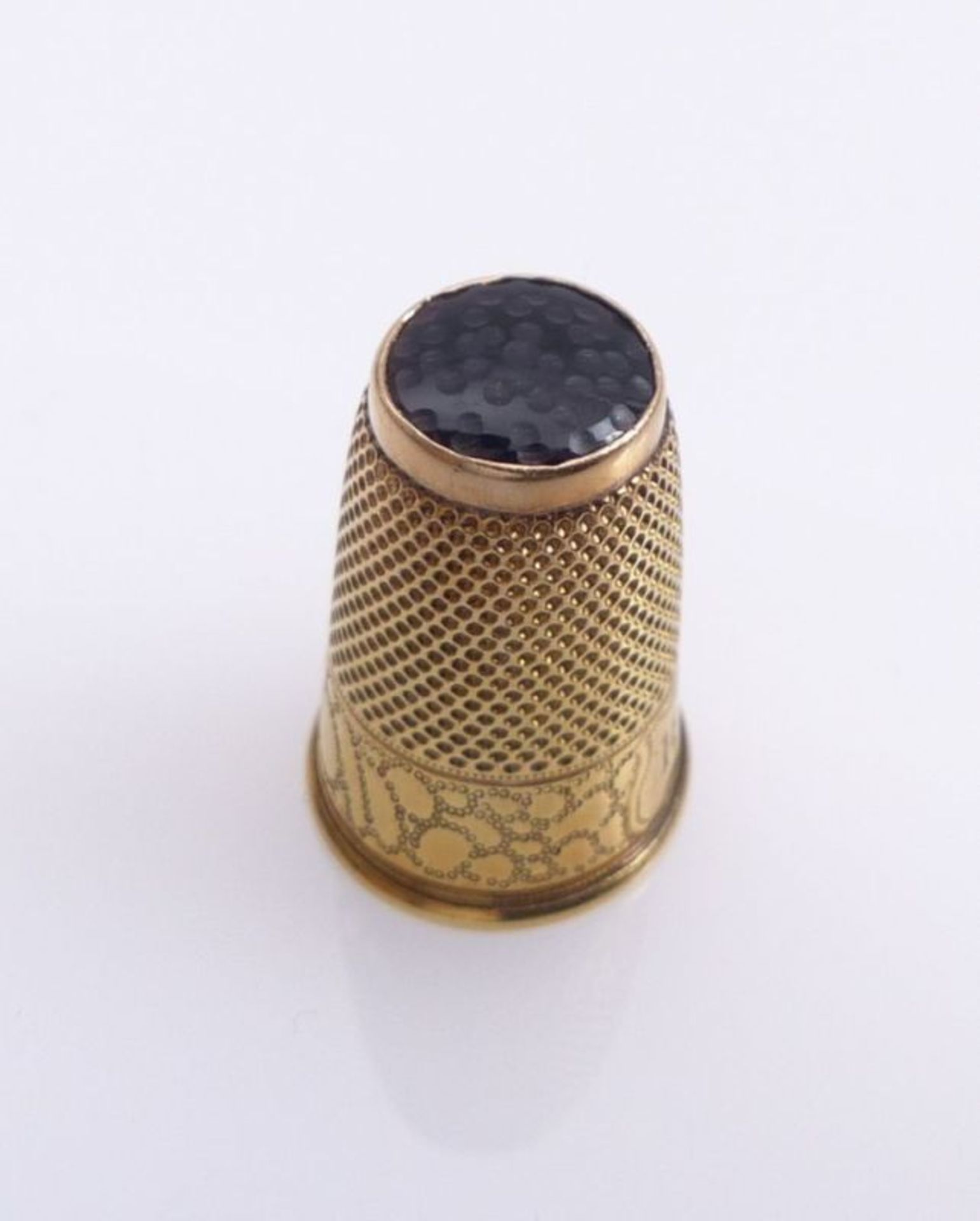 Golden thimble20th centuryRound, conical shape with final onyx plate, honeycomb wall and engraved