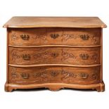 Baroque chest of drawersMid 18th c.Curved body with three drawers, the front with carved tendrils