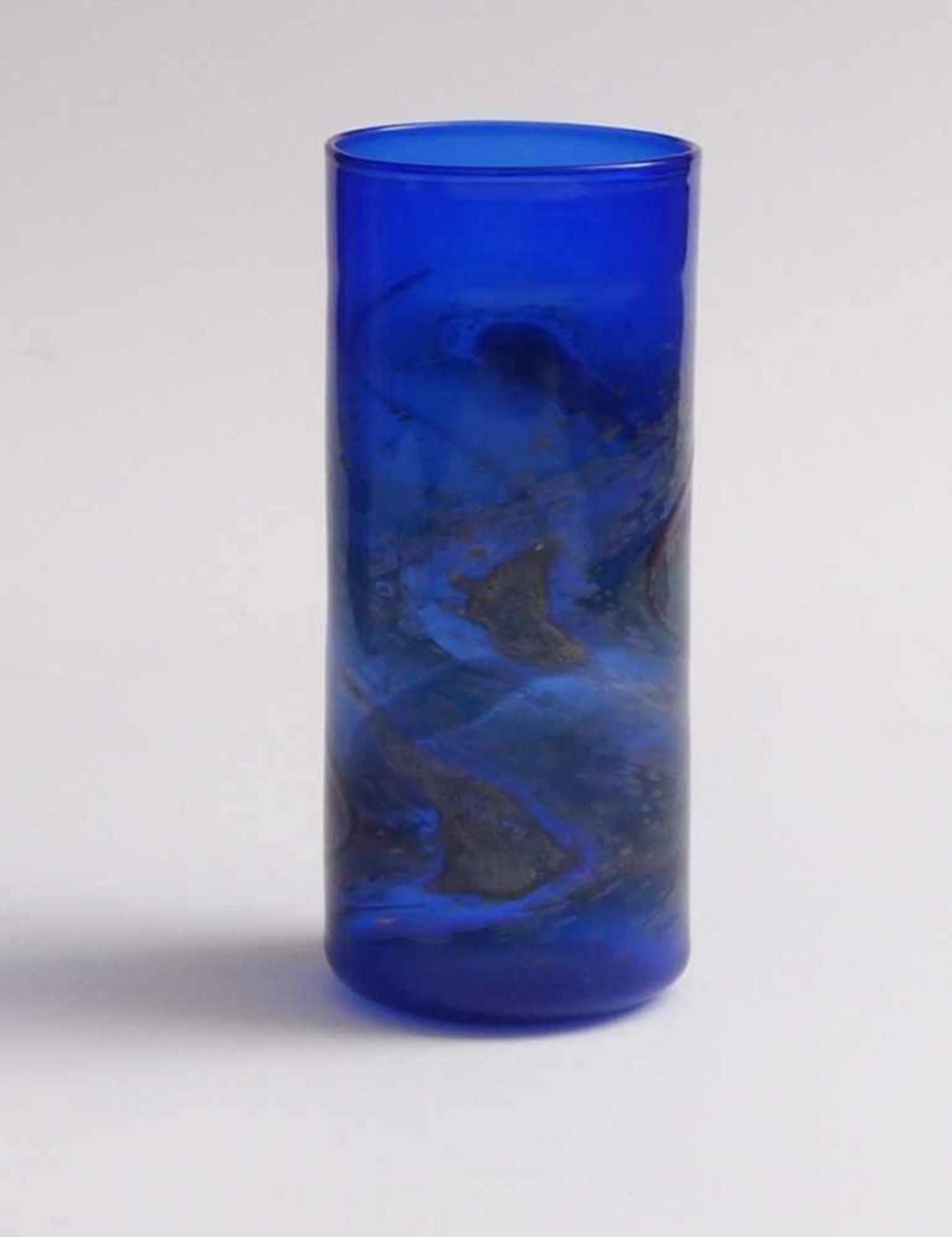 Bäz-Dölle, WalterSmall vase(Lauscha 1935 born) Blue glass, wavy inclusions in brown and metal oxide.