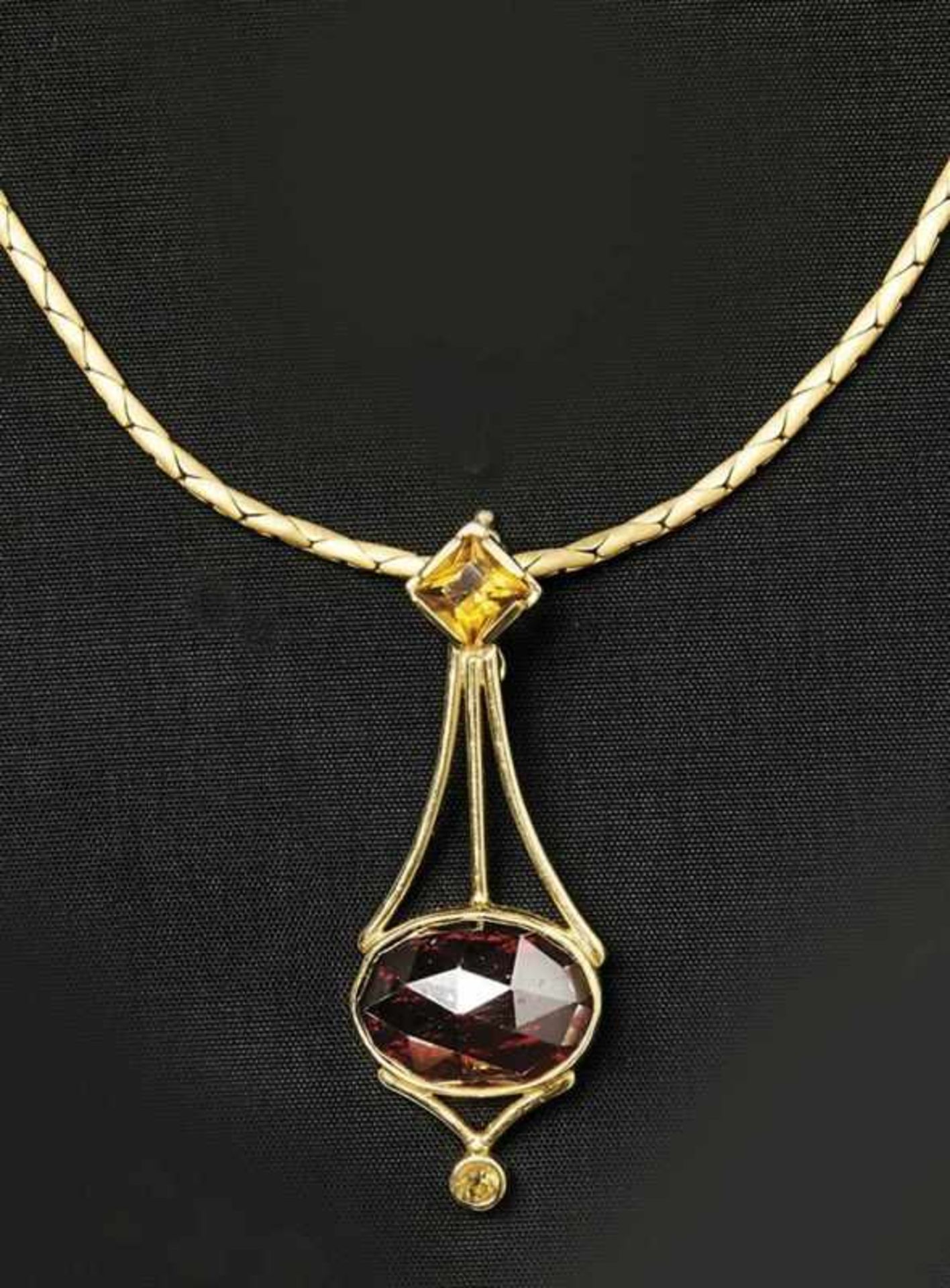 Turmaline trinket with gold necklaceLate 20th C.Gold 14k. Marked. Trinket H. 5 cm, necklace L. 39