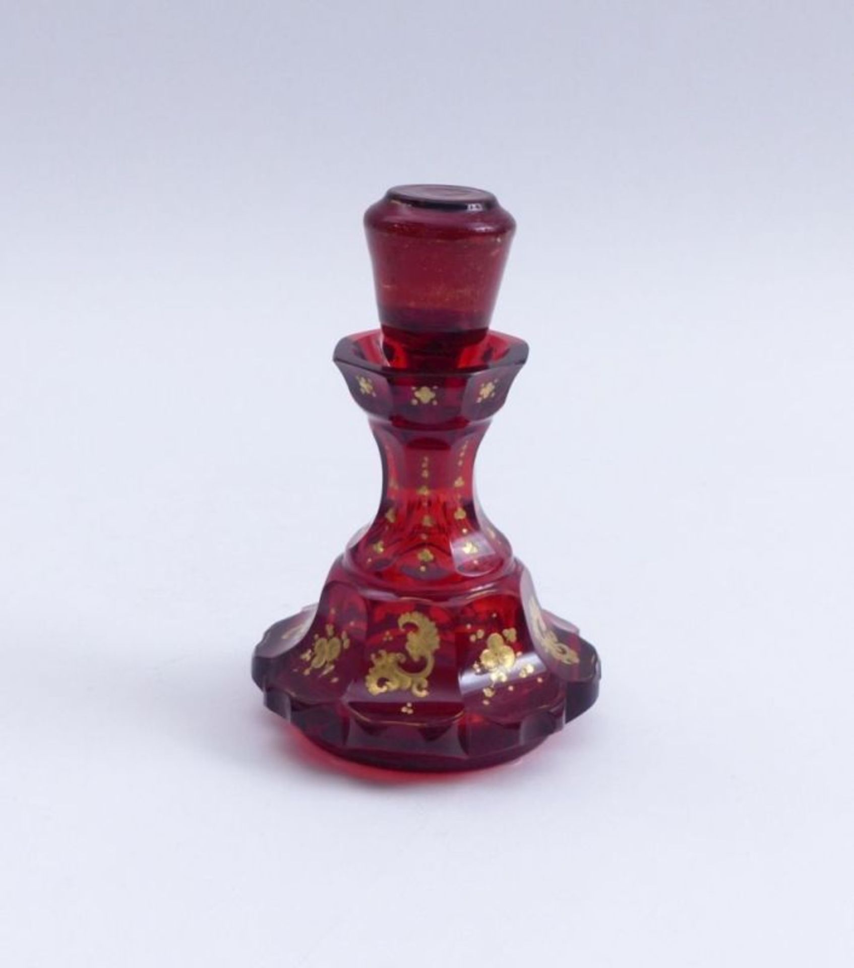 Small Biedermeier flaconBohemia, mid 19th c.Bell-shaped, faceted body with slender neck. Ruby red