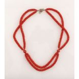Coral necklace2th C.Brass. L. 56 cm.Korallencollier20. Jh.Zweireihige, aus Korallenkügelchen