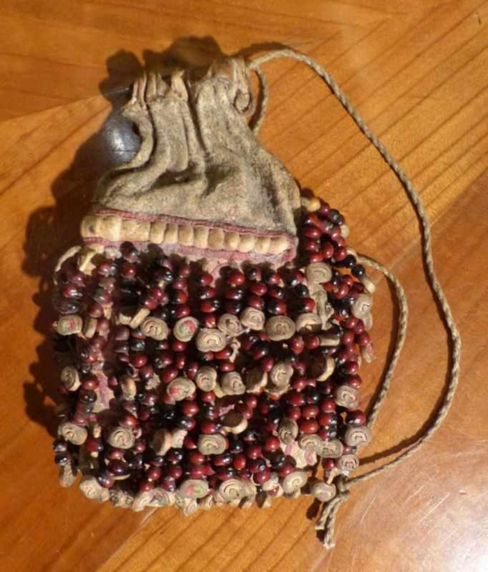 ''Poison bag''Fiji Islands (South Pacific)Small leather bag for collecting herbs, decorated with - Bild 2 aus 2