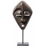Mask of the PendeCongo, 1st quarter 20th c.Wood, carved. H. 22 cm, on modern stand total H. 32,5 cm.