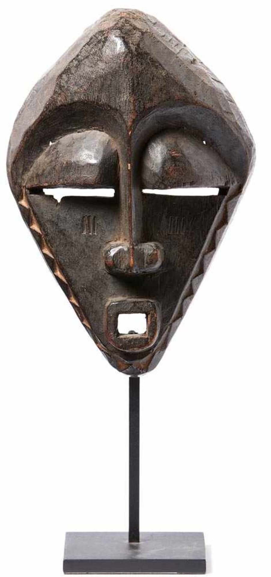 Mask of the PendeCongo, 1st quarter 20th c.Wood, carved. H. 22 cm, on modern stand total H. 32,5 cm.