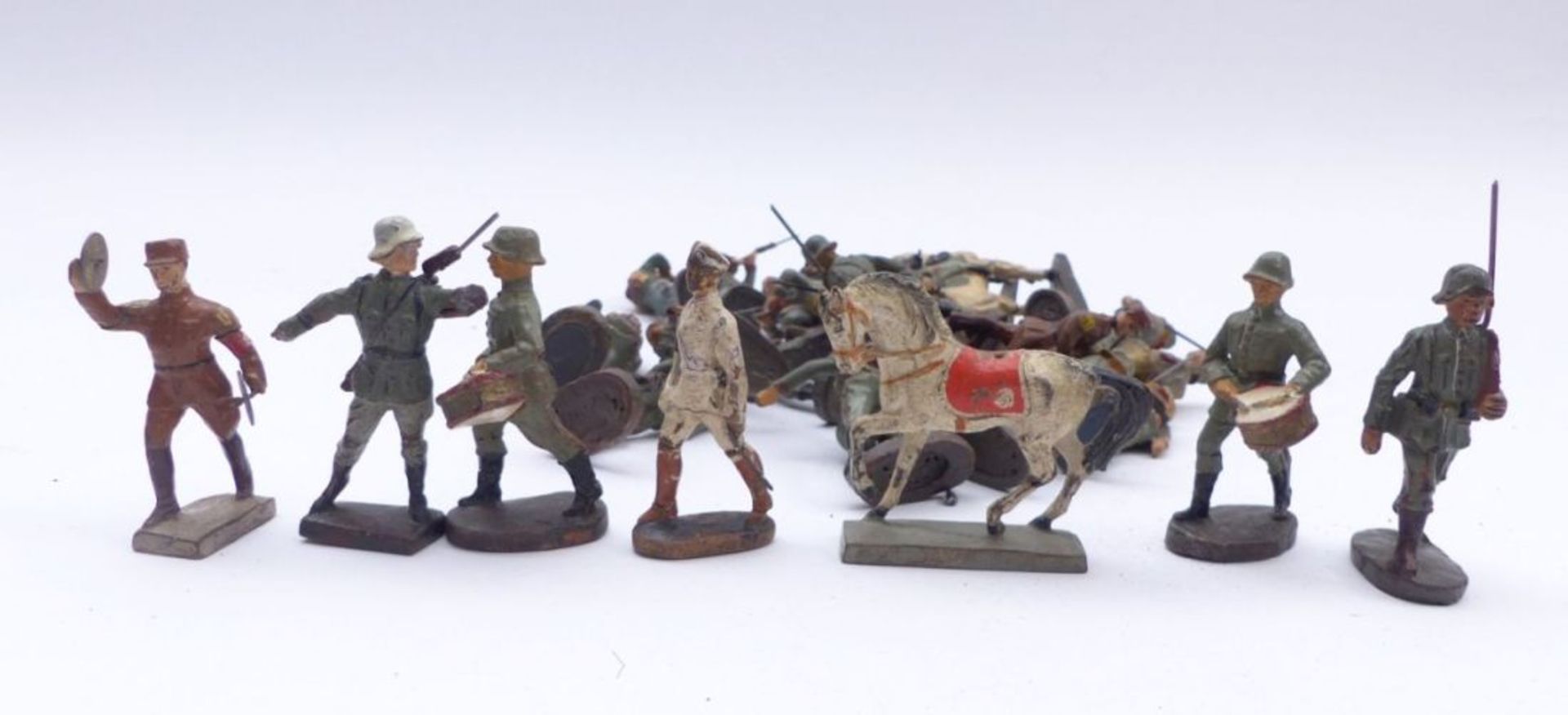 Collection of soldier figuresElastolin, Leyla, Lineol and Duro28-pcs. mass, coloured. H. 2,5 cm to 9