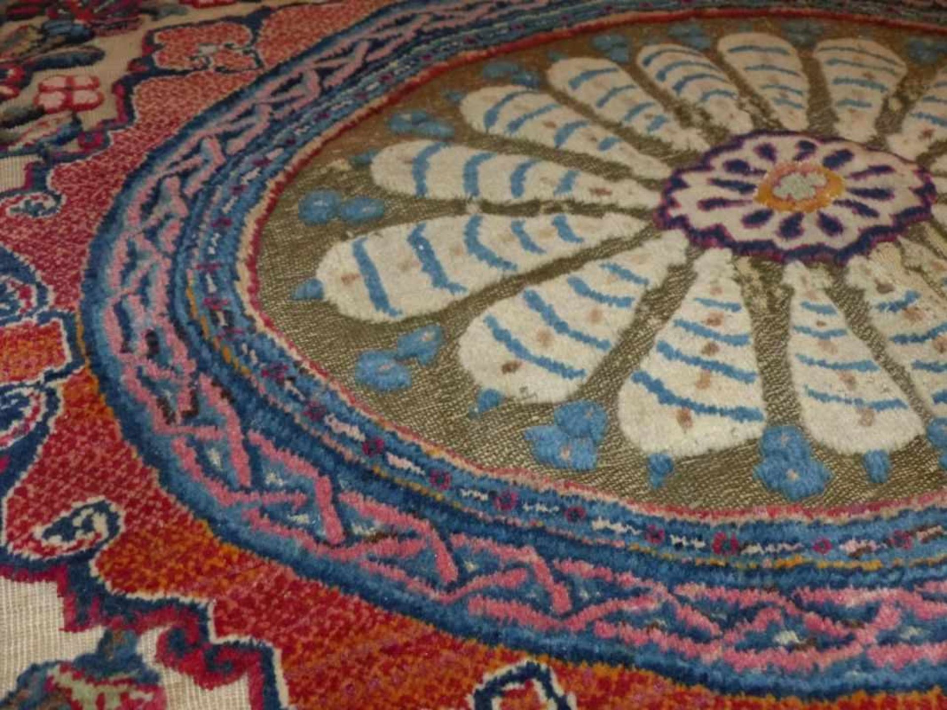 KeshanIran, 19th/20th c.Worked in relief, oval medallion surrounded by flower twigs. Wool. 97 x 72 - Bild 4 aus 4