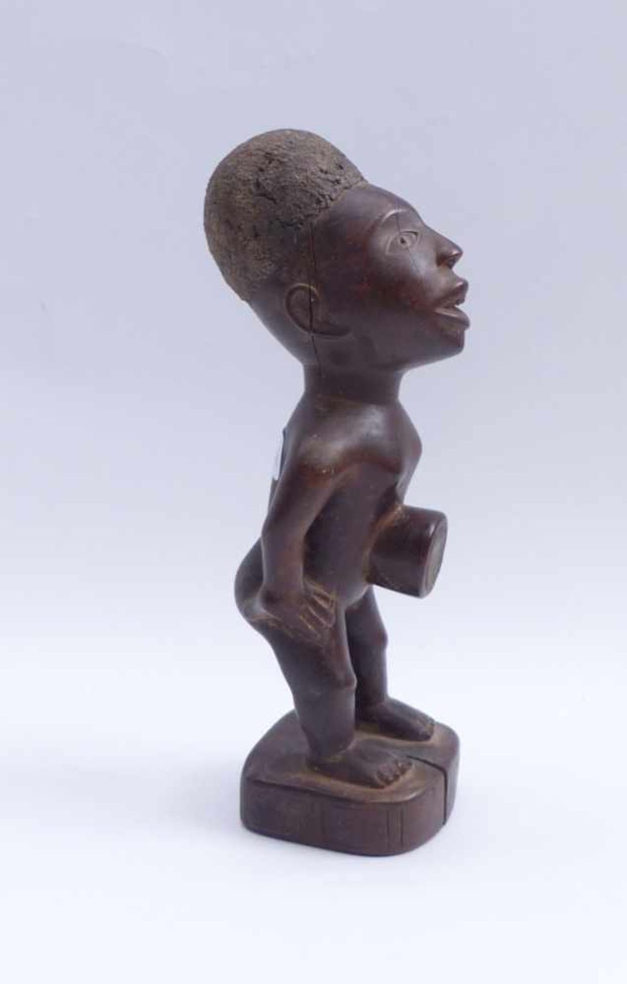 Ancestral figureCameroonWood, carved. H. 31,5 cm.AhnengeistfigurKamerunHolz, geschnitzt. H. 31,5 - Bild 2 aus 2