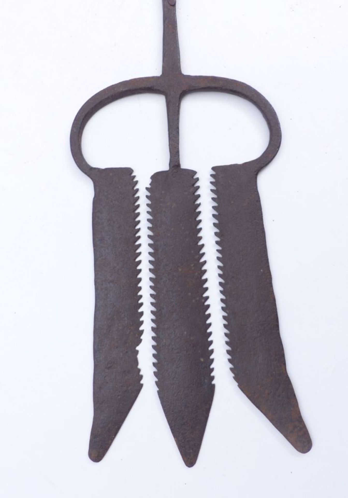 Eel catching tool19th centuryWrought iron. L. 52 cm. - Corroded.Aalstecher19. Jh.Schmiedeeisen. L. - Bild 2 aus 2