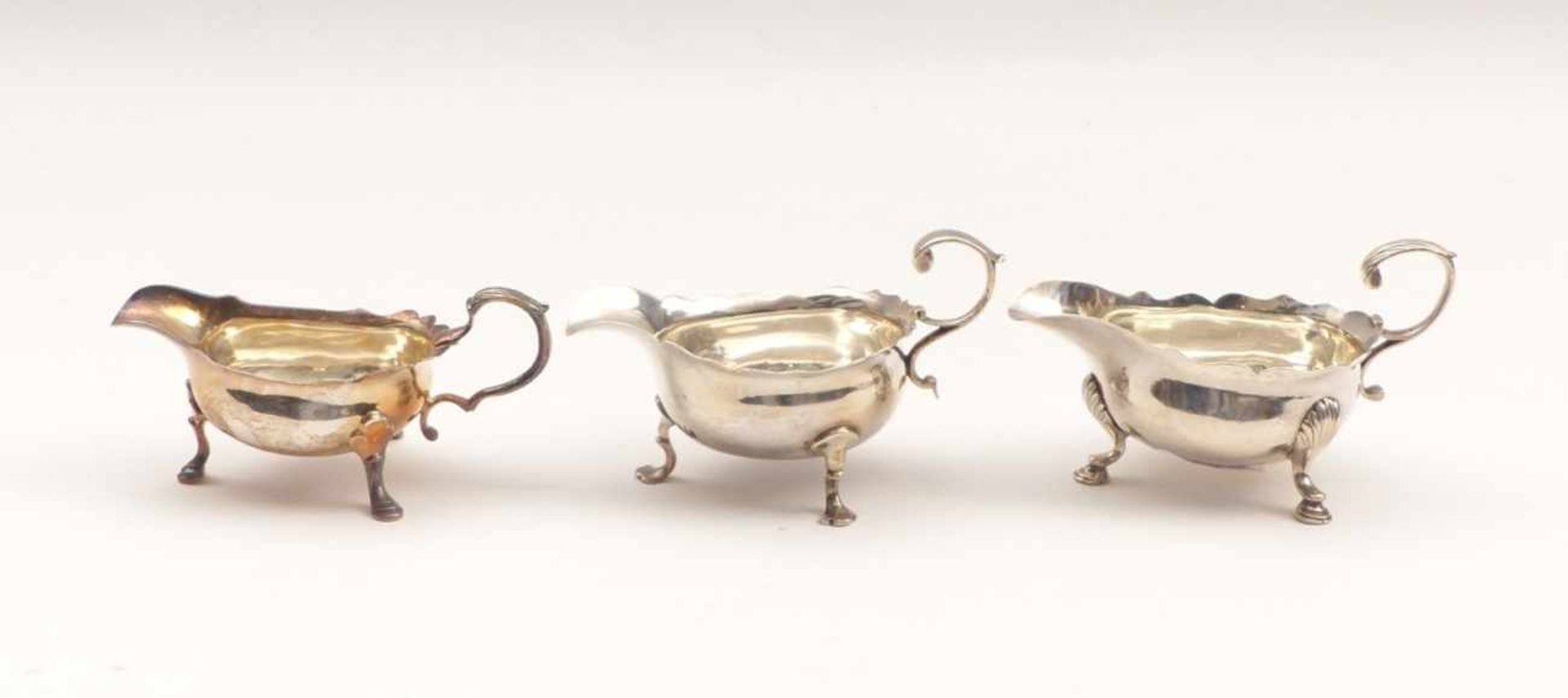Three sauce boatsLondon, Georg II, Mid. 18th C.Silver, one with emblematic engraving. Hallmarks, - Bild 2 aus 4