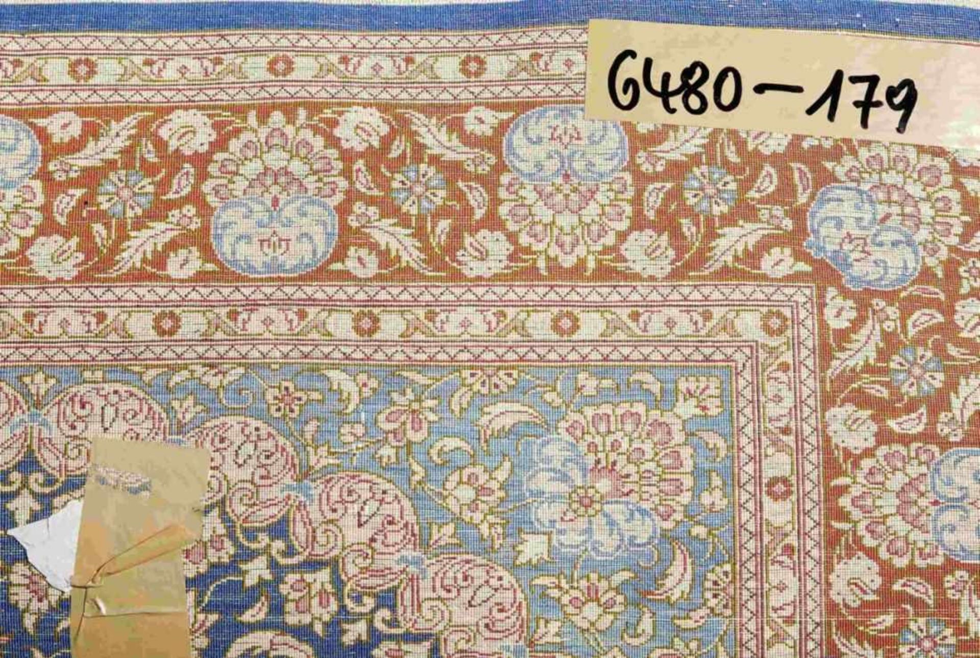 GhomIran, 20th c.In soft shades of red, blue and cream, border with arabesque palmettes and - Bild 4 aus 4