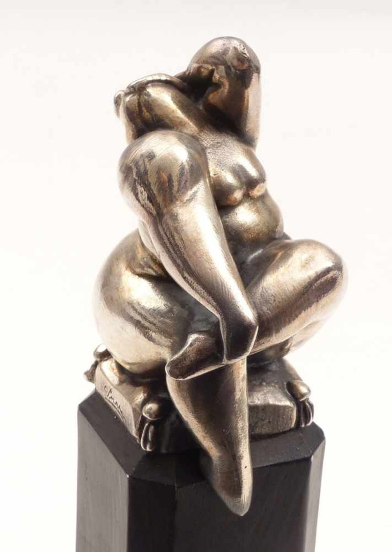 Peschke, ChristianSeated nude(Säckingen 1946-2017) Steel, founding. Signed on base. H. 18,5 cm. - - Bild 3 aus 4