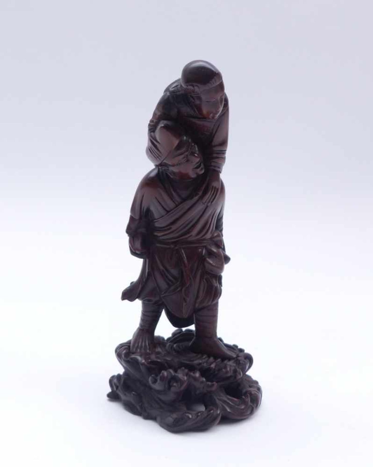 Figure of a man carrying a boyJapanCarved wood. H. 19 cm.Figur eines Mannes einen Knaben - Bild 2 aus 2