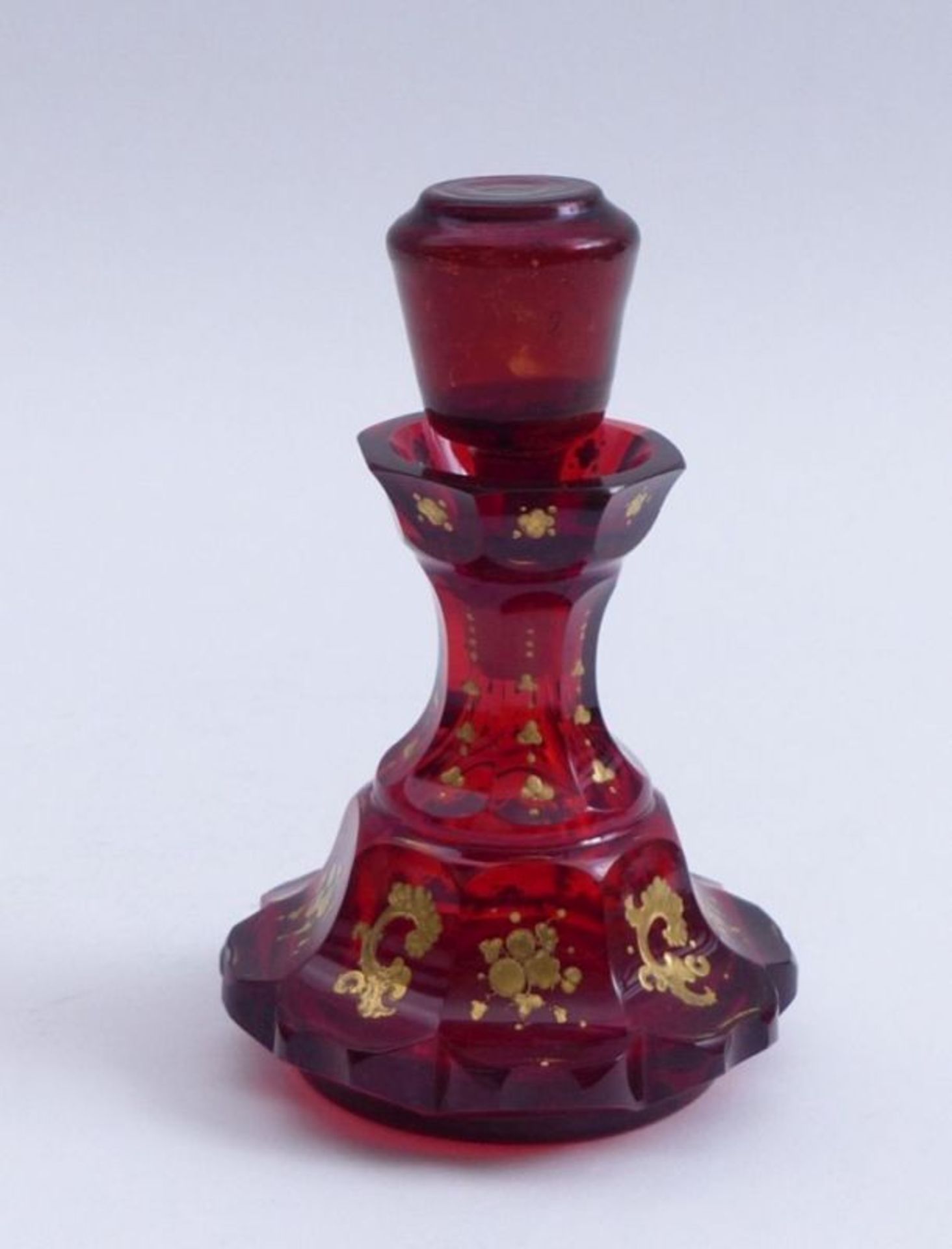 Small Biedermeier flaconBohemia, mid 19th c.Bell-shaped, faceted body with slender neck. Ruby red - Image 2 of 2