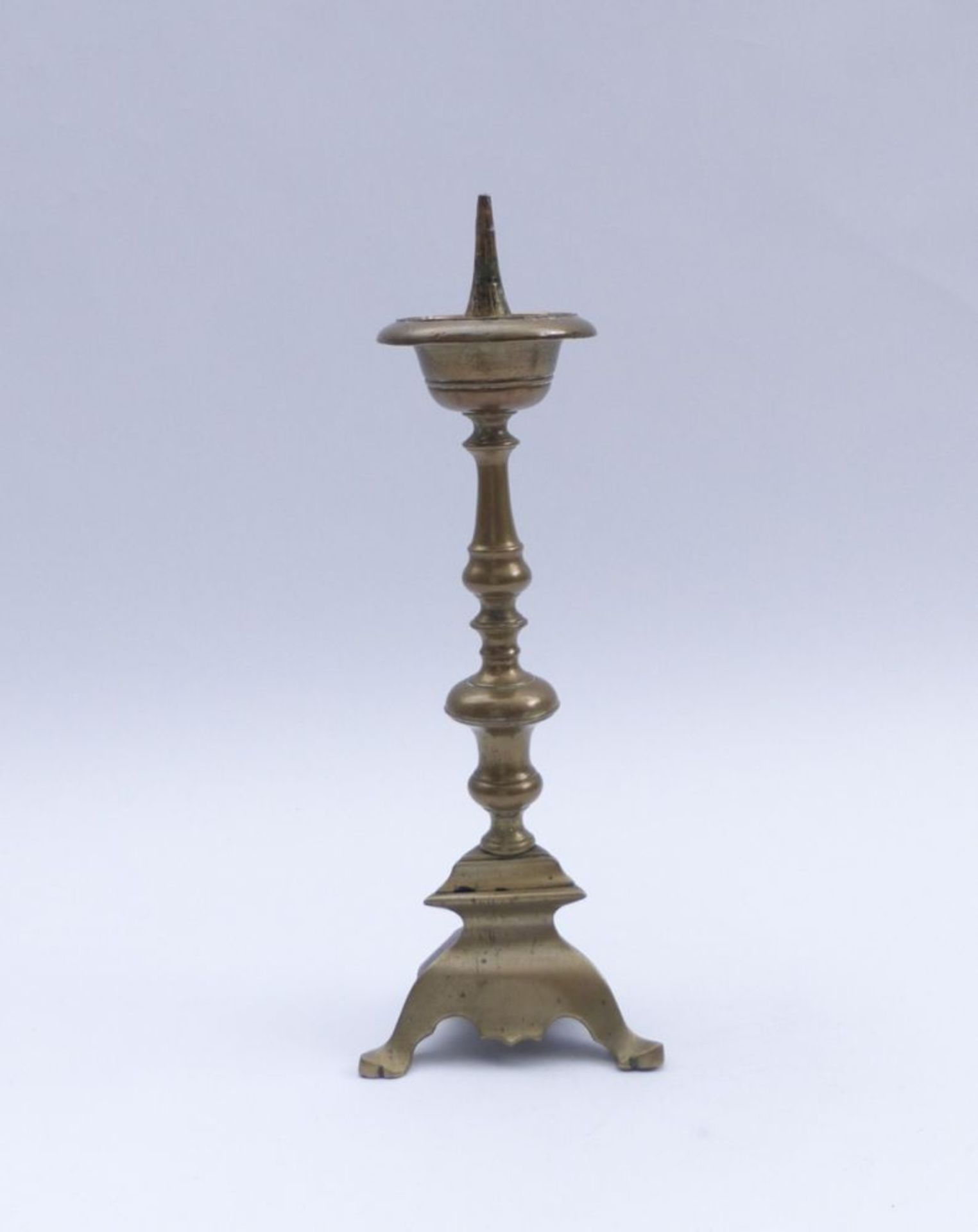 Baroque chandelierCirca 1700Three-sided stepped pedestal on three stylized paw feet, jointed - Bild 2 aus 2