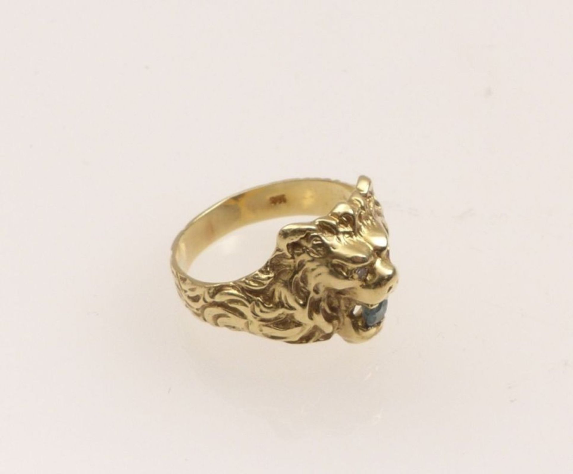 Ring with lion headSecond half 20th C.3 small gems, yellow gold 14k. Marked. Ring size 69, 8 g.