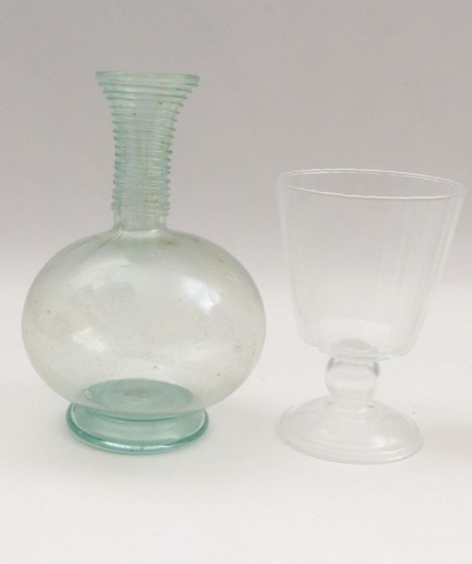 Four vessels18th C. and laterTwo bottles of blown colorless glass (G. 15 and 23 cm). A bottle of - Image 2 of 3