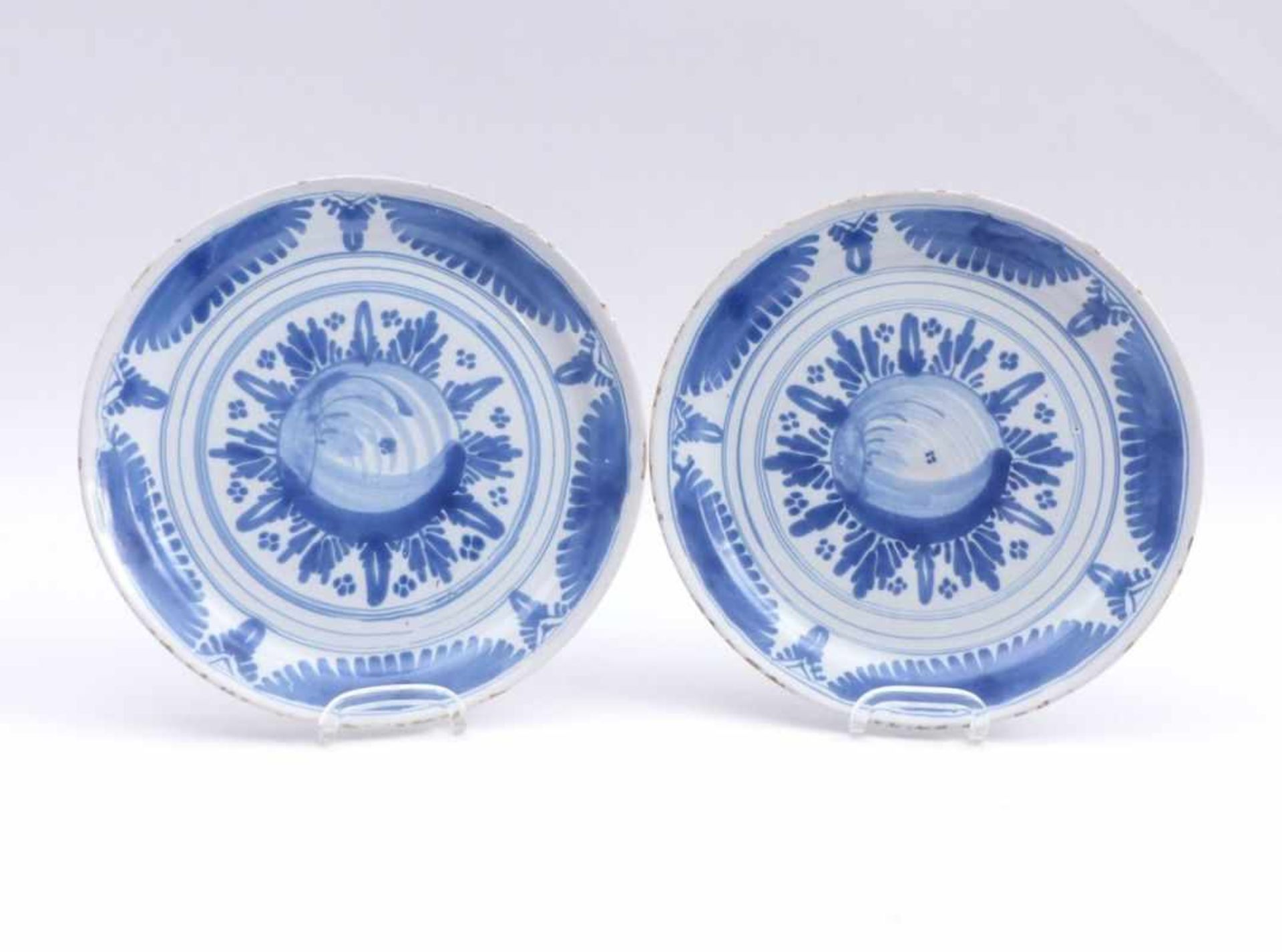 Pair of plates with fruit decorationBayreuth, 18th century.Round, flat shape with narrow lip;