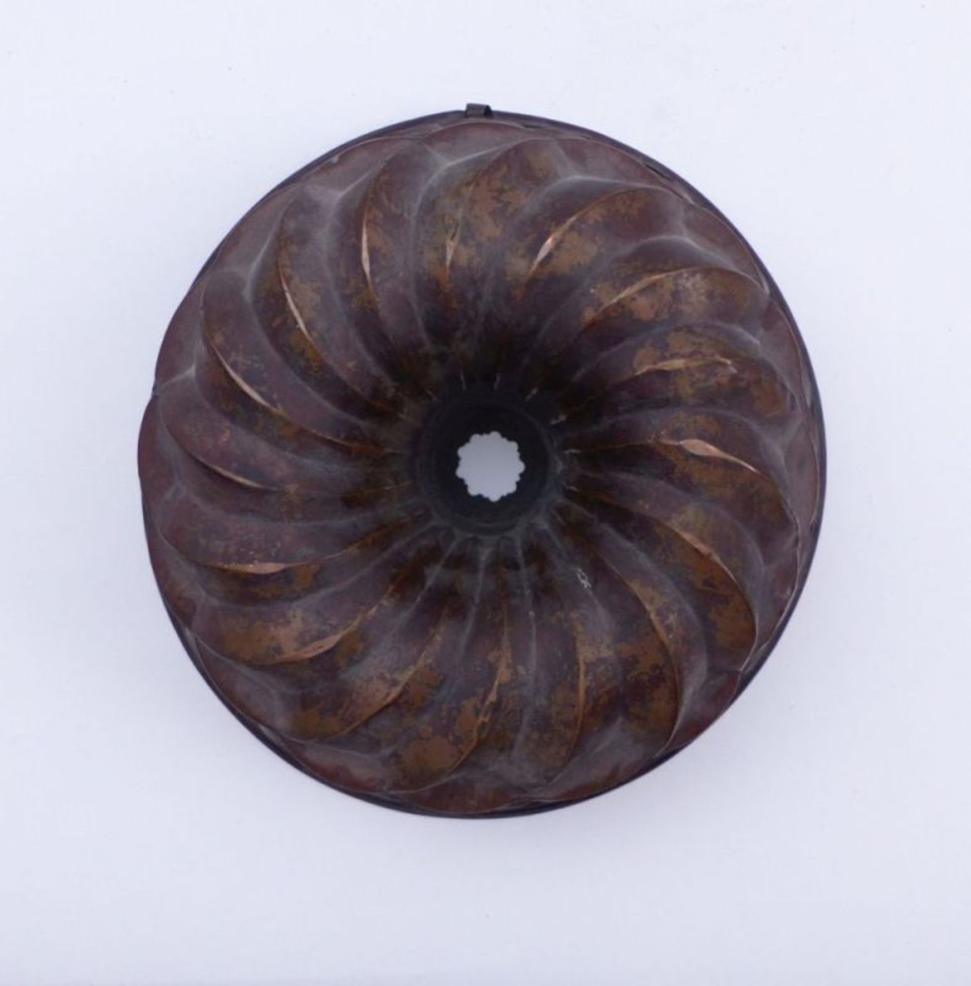 Baking mould19th centuryRound, multi-zone form with openwork inner tube, flanged rim. Copper with - Bild 2 aus 2
