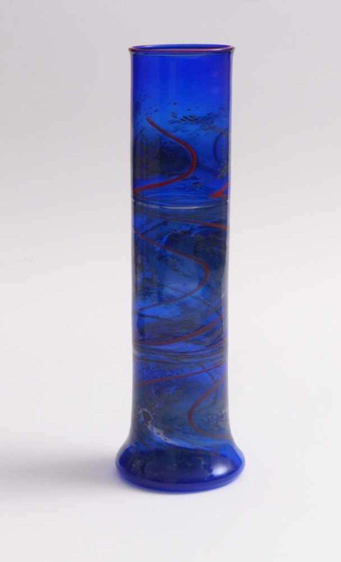 Bäz-Dölle, WalterVase(Lauscha 1935 born) Cobalt blue glass with wavy red threads and metal oxide - Bild 2 aus 2