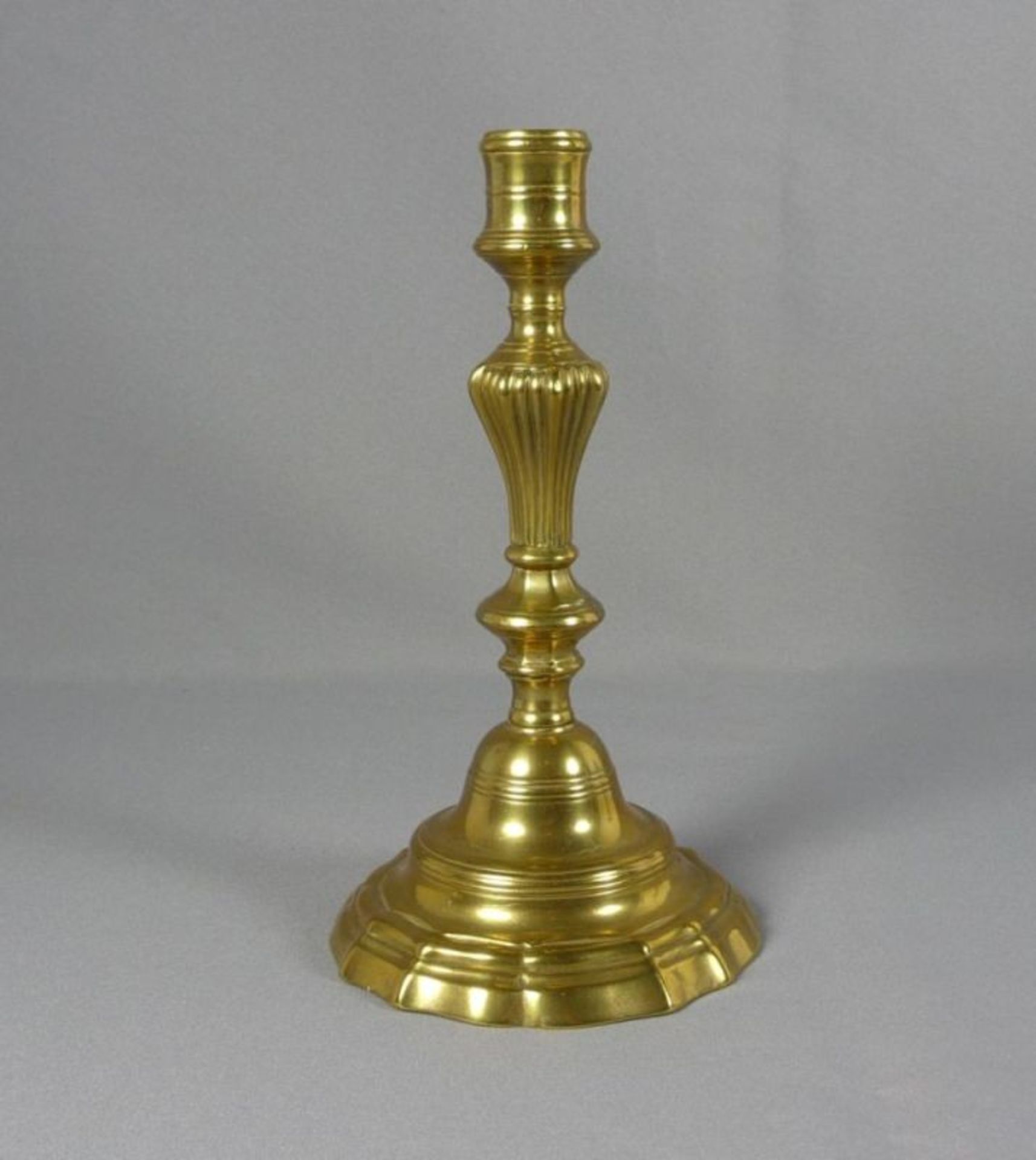 Baroque candlestick18th C.Brass. H. 24 cm.Barocker TafelleuchterM. 18. Jh.Vielpassiger geschweifter, - Bild 2 aus 3