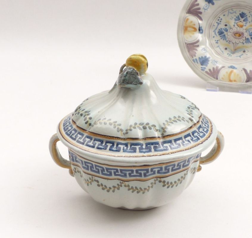 Small tureen with coverItaly, E. 18th cent.H. 13.2 cm, with a small arched plate with colored - Image 2 of 3