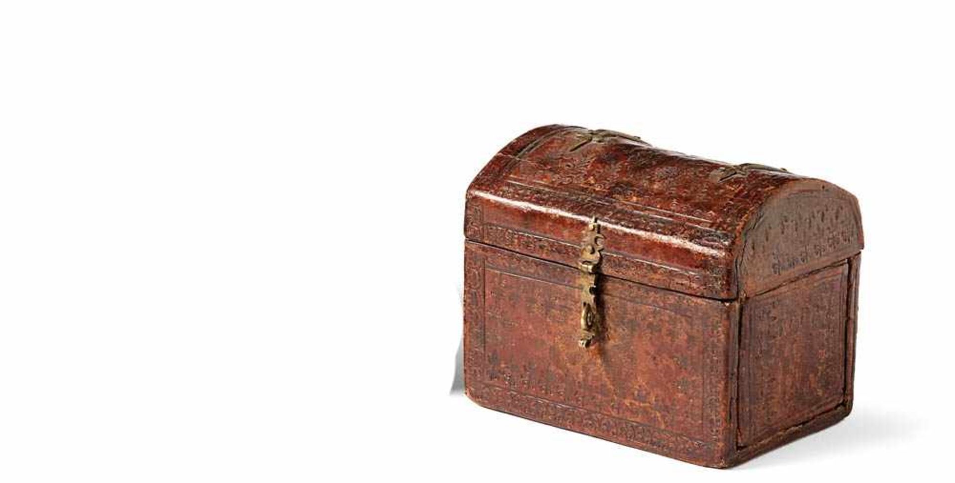 Jewellery boxFrance, around 1700In the form of a small round lid chest, outside brass bands and