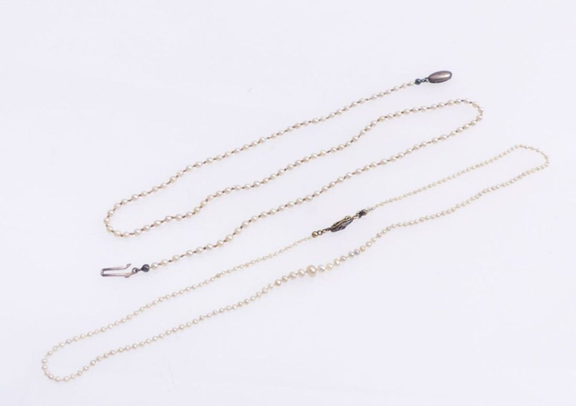 Two pearl necklacesFirst half 20th C.L. 42 and 50 cm.Zwei Perlketten1. H. 20. Jh.Zarte Form mit