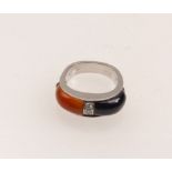 Design ringLate 20th C.3 brilliant-cut diamonds totally approx. 0,10 carat, onyx, carnelian, white